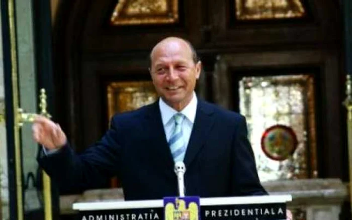 Băsescu spune că tăierea pensiilor ar fi fost mai eficientă decât majorarea TVA