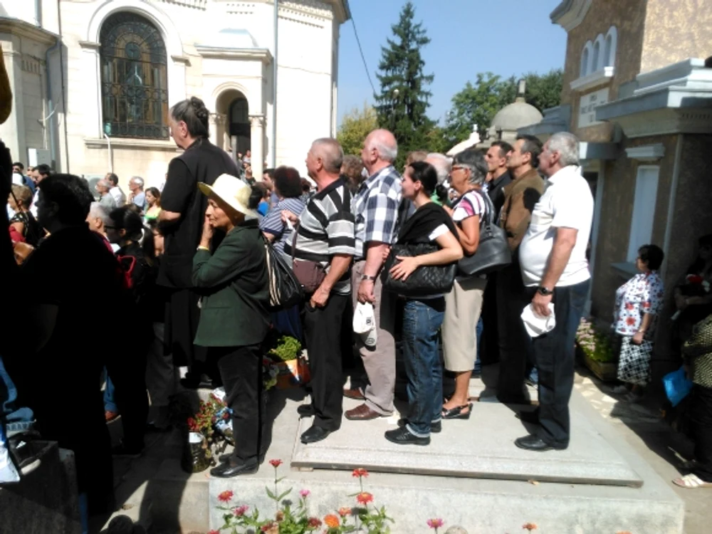Unele persoane s-au urcat chiar și pe morminte pentru a putea vedea mai bine slujba de înmormântare