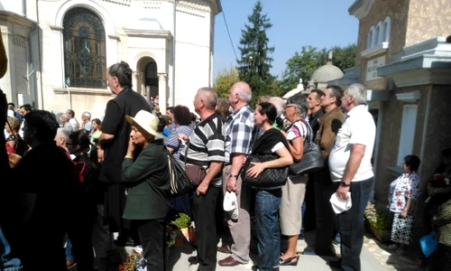 Unele persoane s au urcat chiar și pe morminte pentru a putea vedea mai bine slujba de înmormântare jpeg