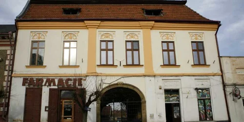 În farmacia din Dej medicamentele sunt ţinute în cutii de acum două secole. Thomas Câmpean