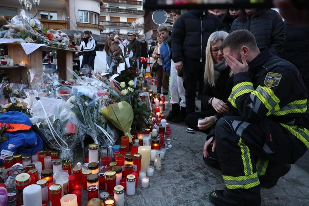 Un fals pompier s-a infiltrat, timp de trei luni, în anturajul victimelor tragediei de la Crans-Montana. Cine l-a descoperit pe impostor