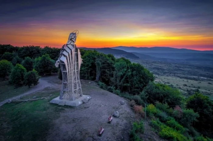 Statuia Inima lui Iisus de pe Dealul Gordon din Harghita Foto visitharghita com