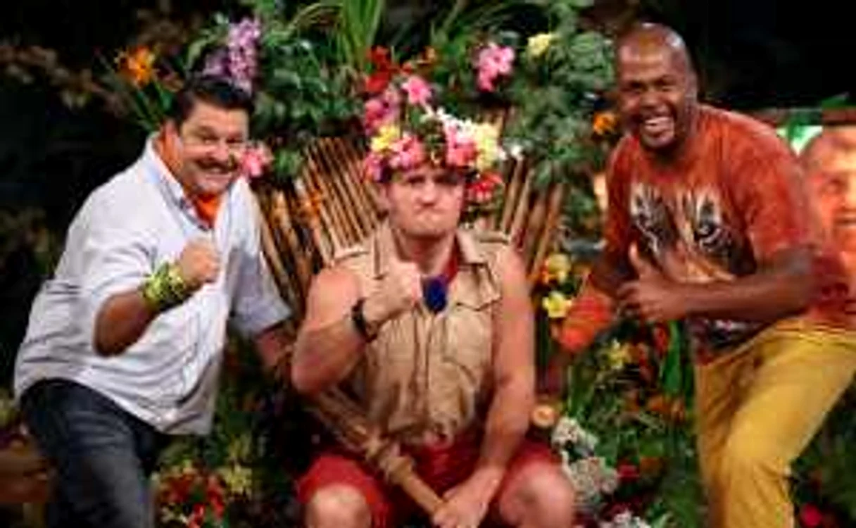 Cătălin Moroşanu, încoronat Regele junglei, alături de gazdele show-ului, Mihai Bobonete şi Cabral FOTO Pro TV
