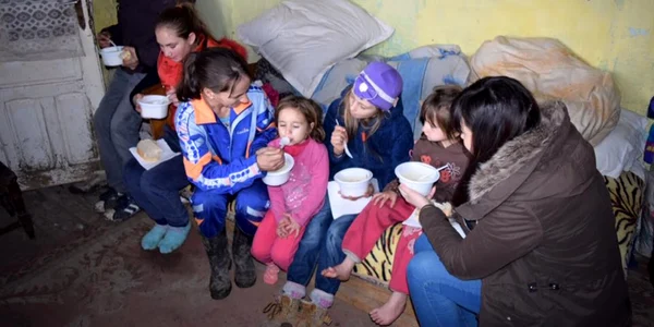 Campania de ajutorare a săracilor cu o masă caldă FOTO