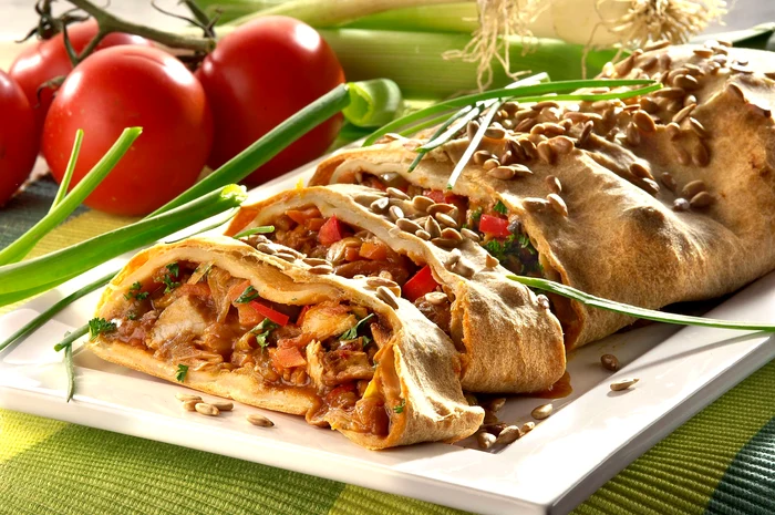 
    Ruladă cu pui și legume  