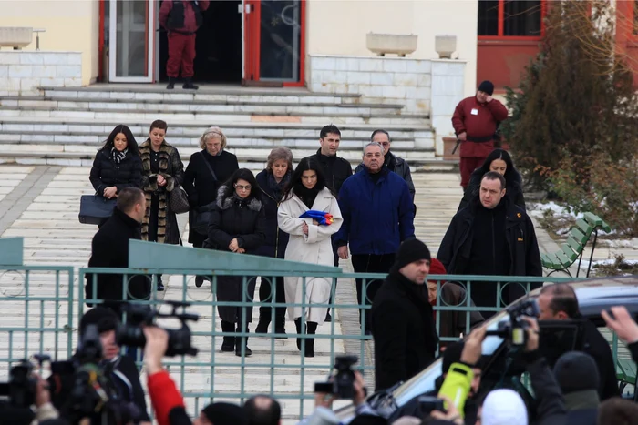 Dana Nicolaescu, ieșind de la crematoriul uman Vitan-Bârzeşti, acolo unde a fost incinerat soțul ei