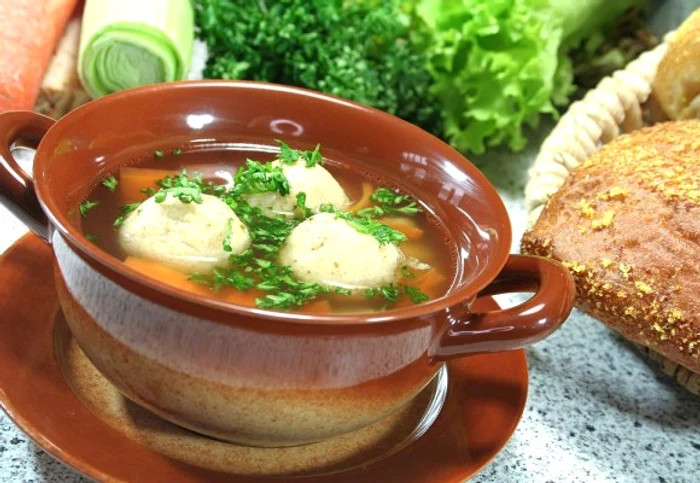 In zilele caniculare supele usoare de legume si de pui sunt recomandate pentru un plus de hidratareclickpoftabuna.ro