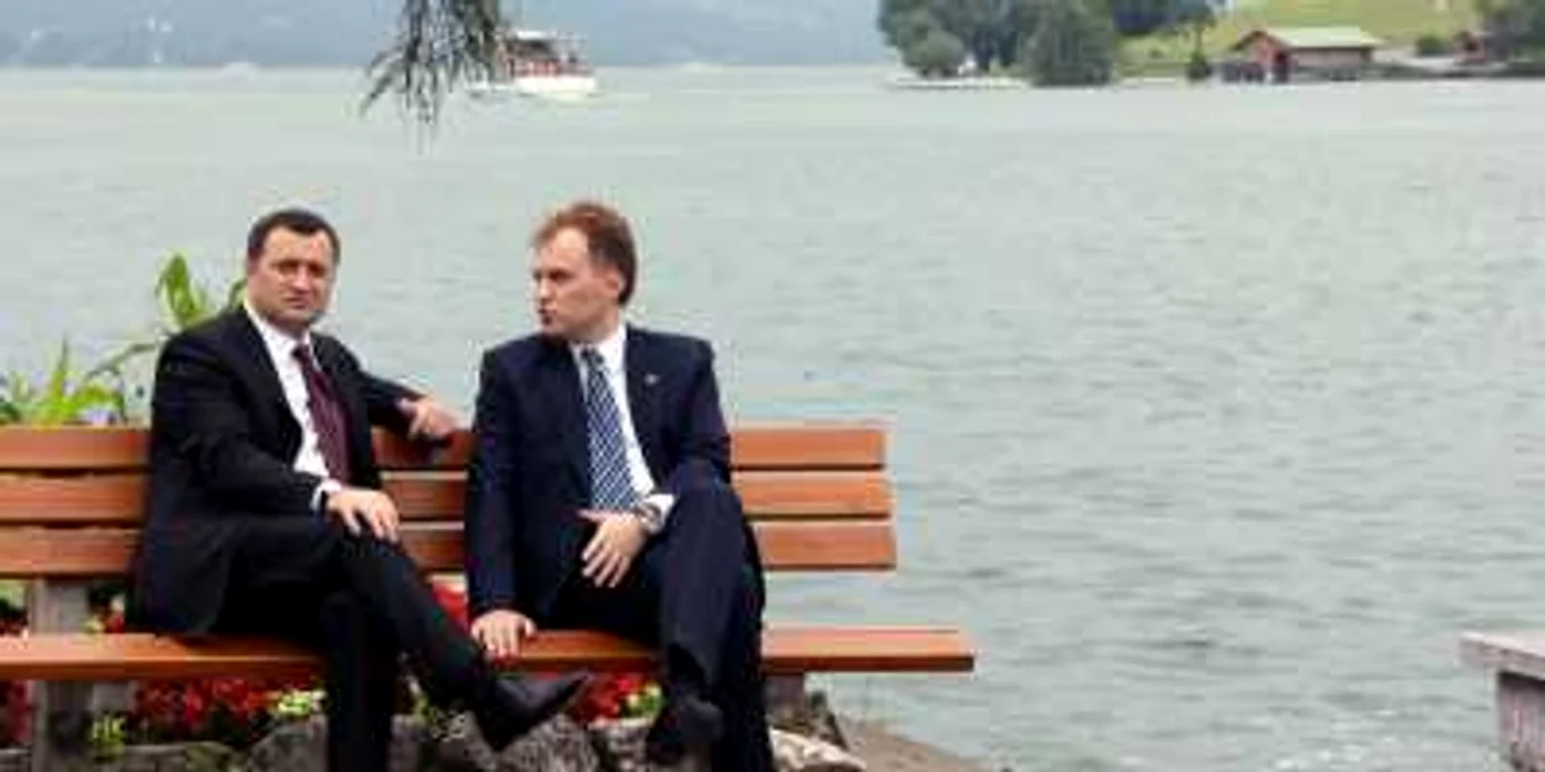 Premierul Vlad Filat şi liderul separatist Evgheni Şevciuk, la plimbare prin parc, în Germania