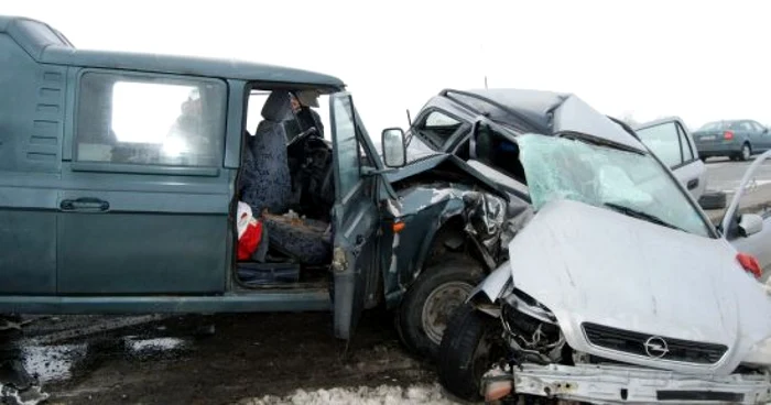 Şoferul din Opel a murit pe loc