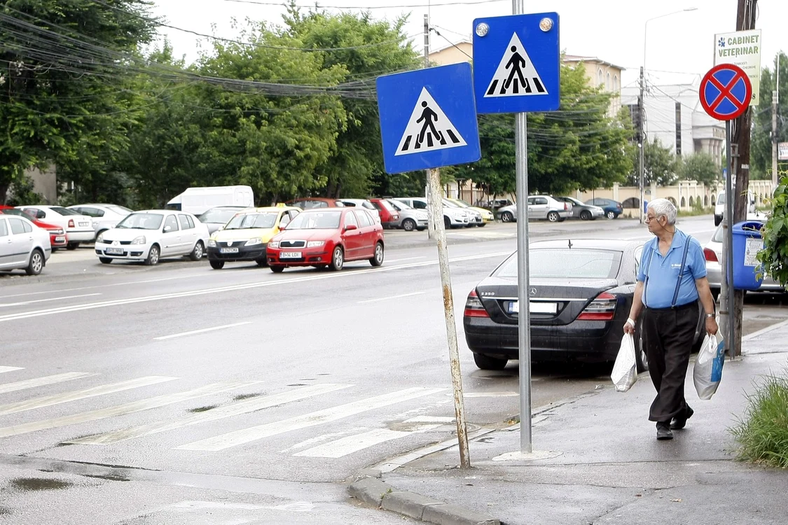 Unele treceri de pietoni din Capitală sunt adevărate pericole FOTO Eduard Enea