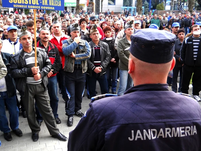 Angajaţii de la Uzinele Sodice Govora în protest FOTO Laurentiu Ionescu