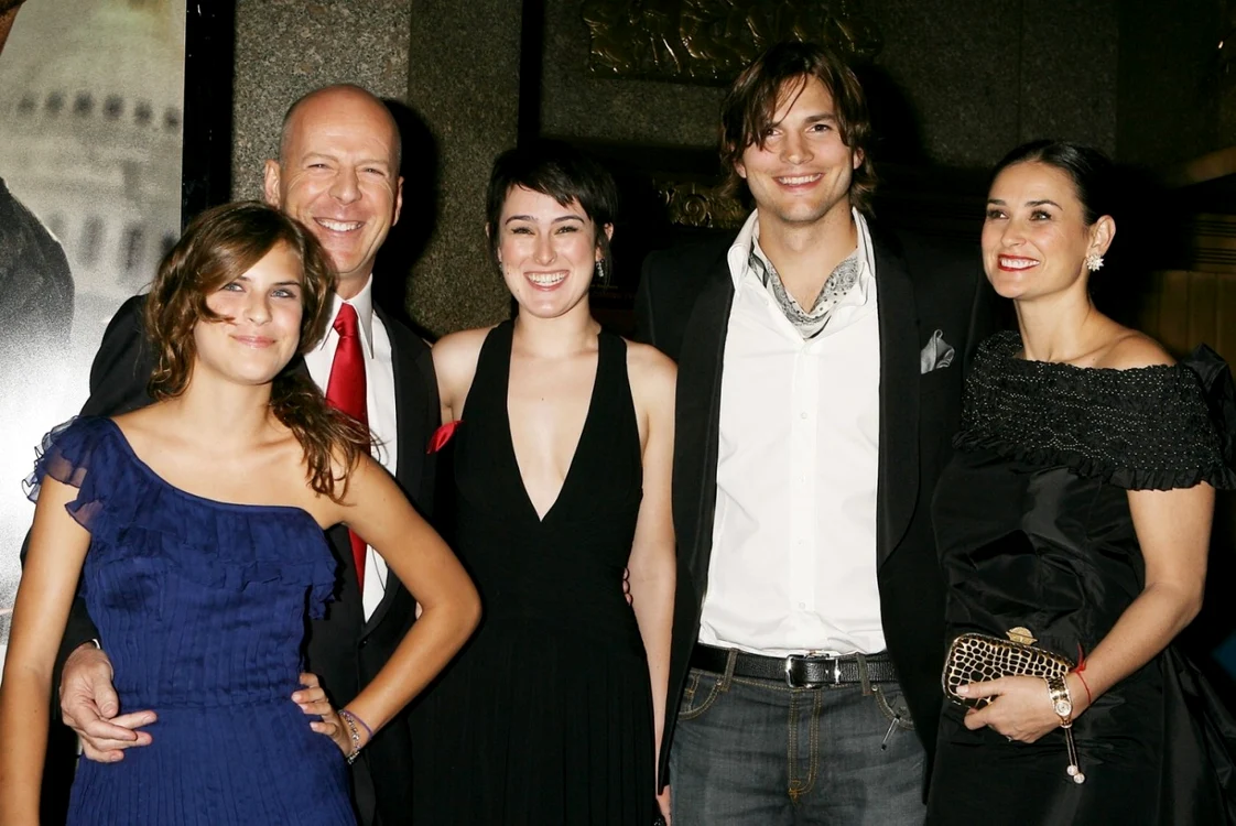 Bruce willis şi Demi Moore, alături de două dintre fiicele lor şi Kutcher (Foto: Profimedia)