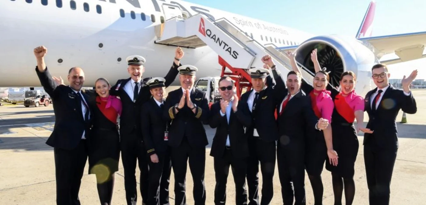 CEO-ul Qantas, Alan Joyce, alături de echipajul Boeing-ului 787 Dreamliner, după aterizarea la Sydney Foto AFP
