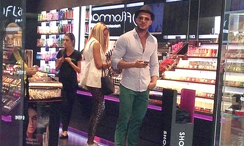 Păzită de ”economul” Victor Slav, Bianca și a luat un lac de unghii la preț de criză jpeg