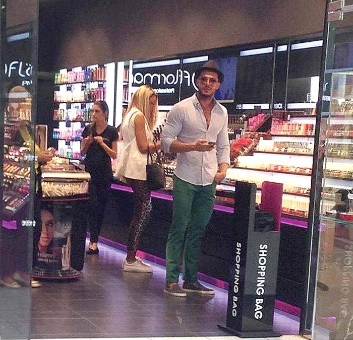 Păzită de ”economul” Victor Slav, Bianca și-a luat un lac de unghii la preț de criză