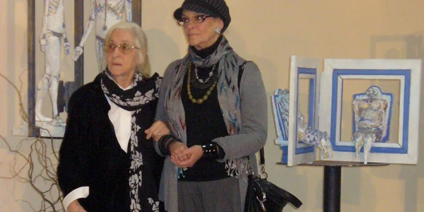 Geta Caragiu (stânga) a expus, în premieră, lucrări care fac referire la relaţiile cu Toma şi familia sa (foto: Lili Maxim)