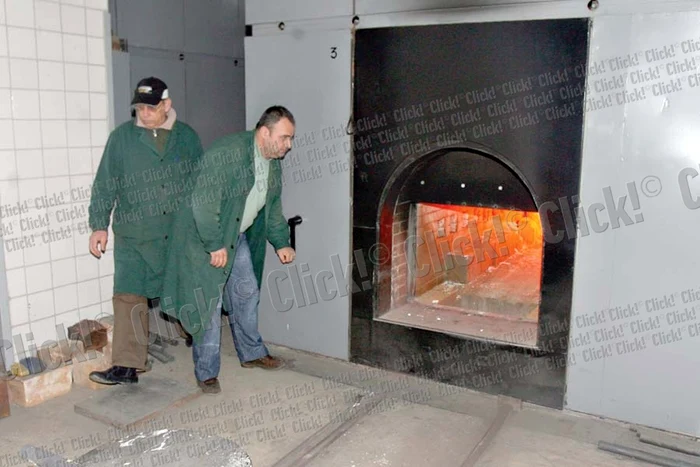 Sicriul a fost purtat de militari