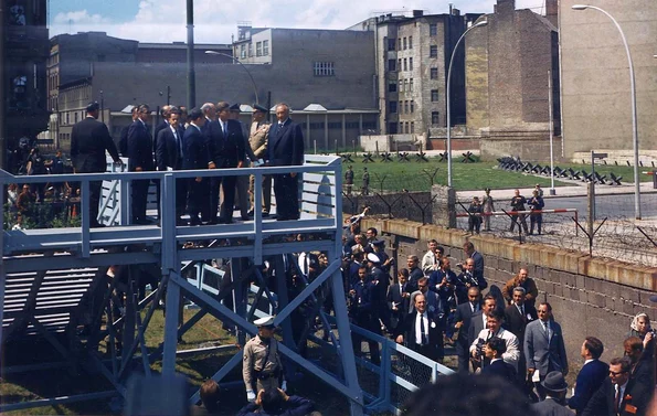 Președintele american John F. Kennedy, vizitând Zidul Berlinului, la 26 iunie 1963 (© Robert Knudsen, White House, John F. Kennedy Presidential Library and Museum, Boston)