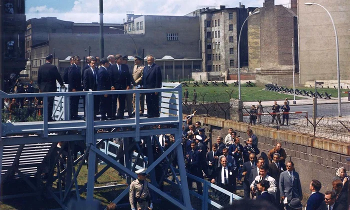 Președintele american John F. Kennedy, vizitând Zidul Berlinului, la 26 iunie 1963 (© Robert Knudsen, White House, John F. Kennedy Presidential Library and Museum, Boston)