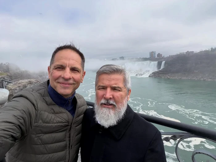 Dan Negru alături de părintele Vasile Ioana / FOTO: Instagram