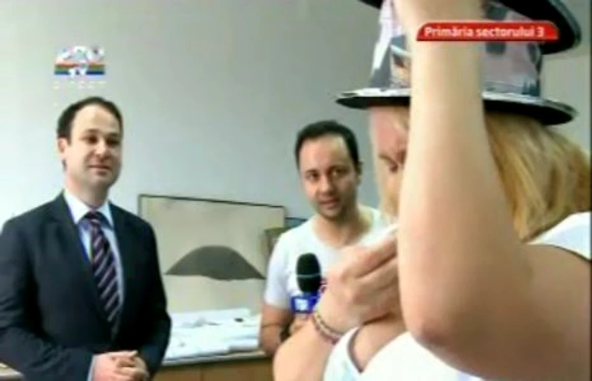 Viorica din Clejani a plâns în hohote în faţa primarului (Foto: captură video Pro TV)