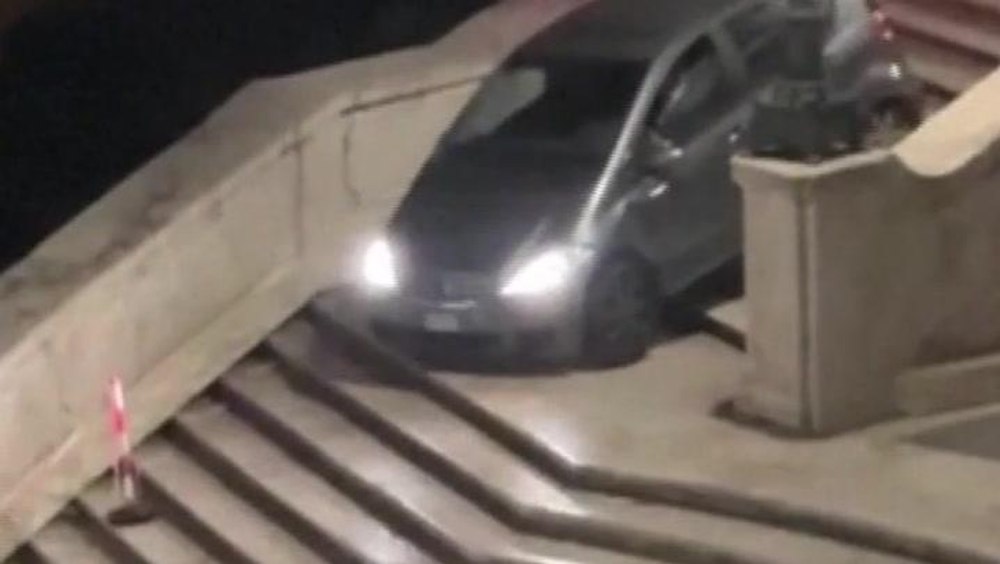 Un bărbat de 81 de ani a intrat cu mașina pe emblematicele Trepte Spaniole din Roma. Ce explicație le-a dat polițiștilor