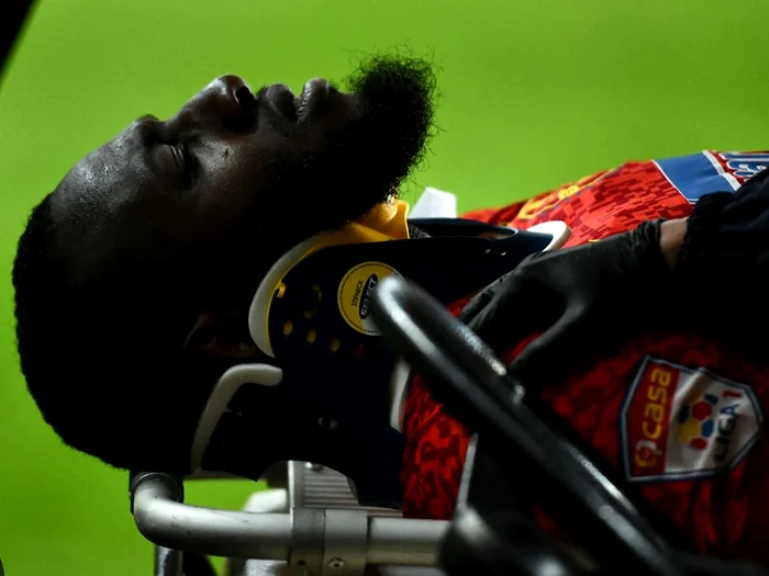 
    Gnohere, scos cu targa de pe teren  