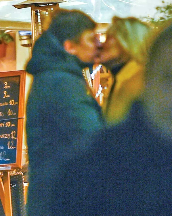 Nu s-au sfiit să se  sărute în public