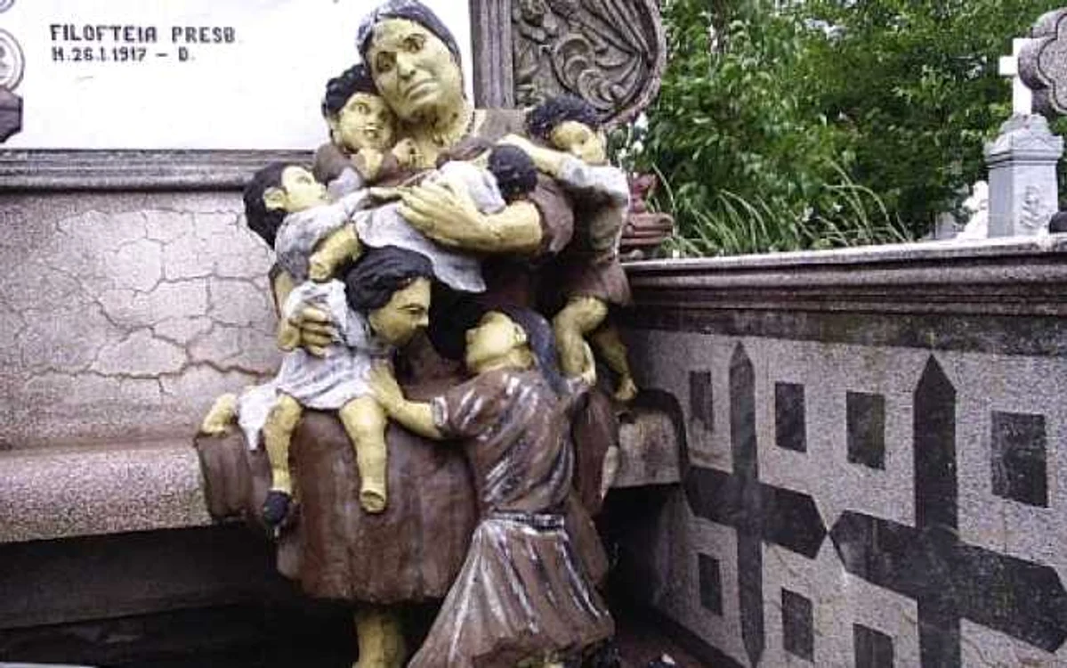 Monumentul este strident colorat