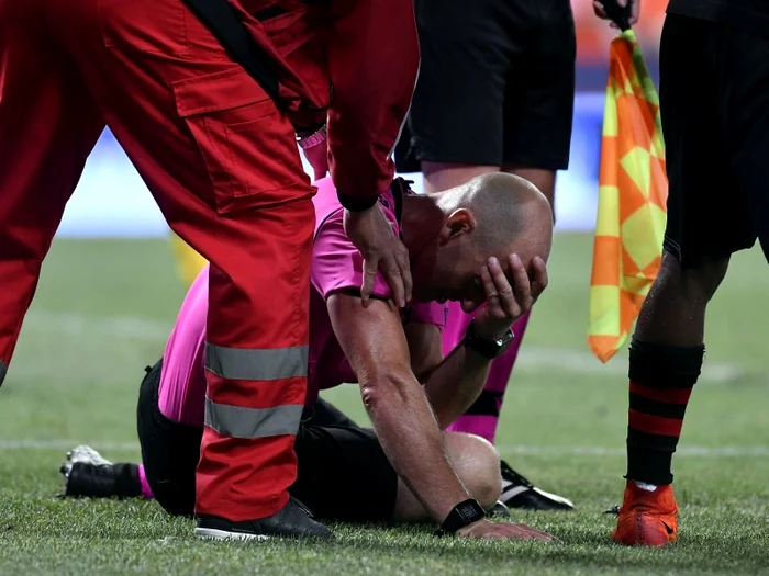 Arbitrul Arnold Hunter a fost lovit de un obiect aruncat din tribunăFoto: Sport Pictures