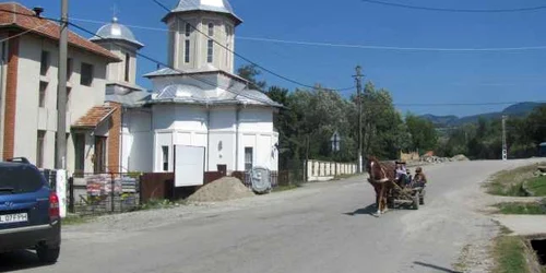 Si-a pierdut mama din caruta la un viraj luat in viteza