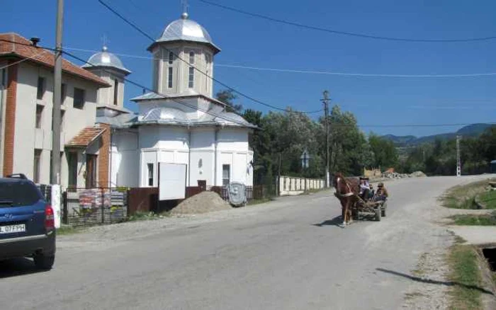 Si-a pierdut mama din caruta la un viraj luat in viteza