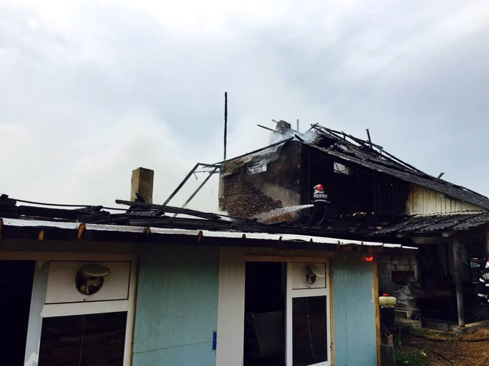 Moara şi brutăria, care erau lipite au fost cuprinse de flăcări luni dimineaţă FOTO: ISU Bistriţa
