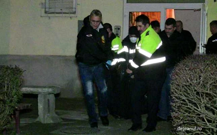 Poliţiştii scot cadavrul din locuinţa bărbatului FOTO: dejeanul.ro