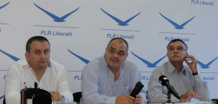 Liderul interimar al PLR Olt, Dan Codan (centru), îl are alături de Ioan Ciugulea (dr)   FOTO: Mugurel Manea