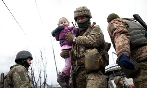 copil in bratele unui soldat