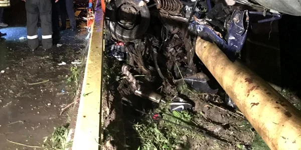 Accident în Râmnicu Vâlcea două persoane încarcerate o maşină răsturnată Foto Adevărul