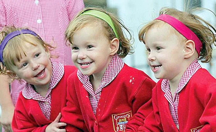 
    Au bentiţe de culori diferite  la grădiniţă  