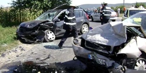 Bacău: Trafic dirijat de civili după un accident cu şapte victime (GALERIE FOTO)