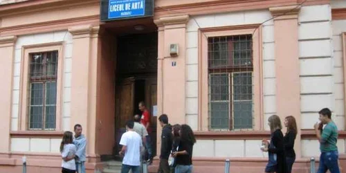 Profesorii de la Liceul de Artă îşi vor primi banii la zi