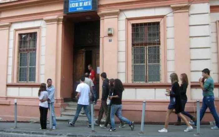 Profesorii de la Liceul de Artă îşi vor primi banii la zi