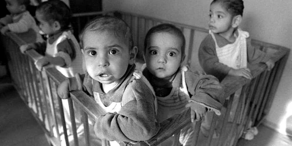 Fotografie surprinsă de Carroll în anii 90 în orfelinatele din România