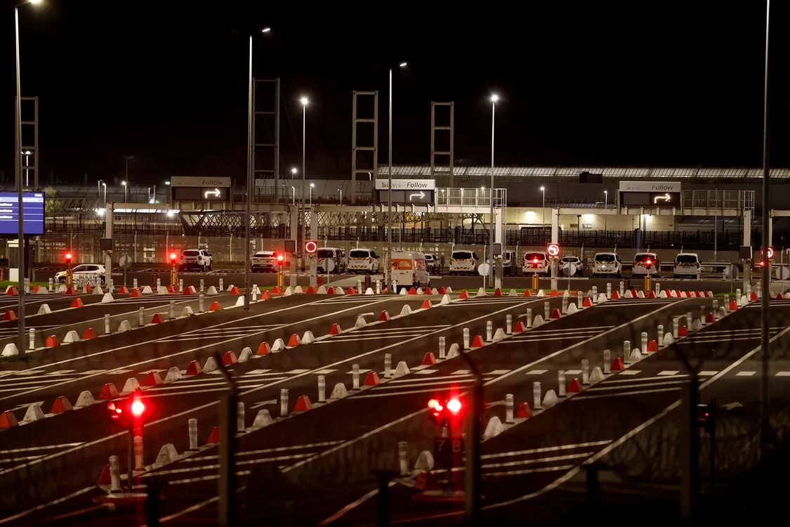 Accident la intrarea în Eurotunel. Un microbuz s-a izbit de un tren. 