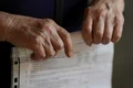 Pensionari discută cu reprezentanții presei și oficialii Caselor de Pensii de care aparțin privind recalcularea pensiei, în București. FOTO Inquam Photos / Octav Ganea