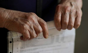 Pensionari discută cu reprezentanții presei și oficialii Caselor de Pensii de care aparțin privind recalcularea pensiei, în București. FOTO Inquam Photos / Octav Ganea