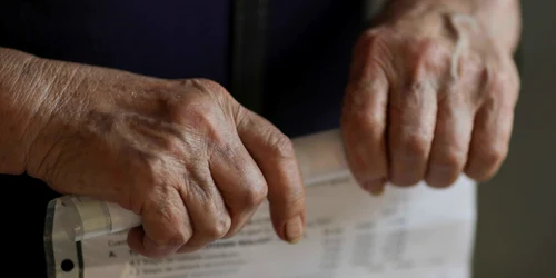 Pensionari discută cu reprezentanții presei și oficialii Caselor de Pensii de care aparțin privind recalcularea pensiei, în București. FOTO Inquam Photos / Octav Ganea
