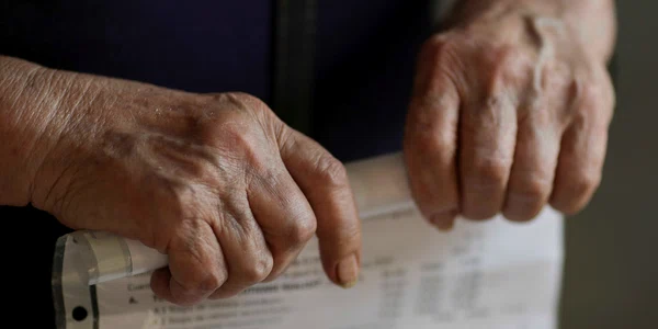 Pensionari discută cu reprezentanții presei și oficialii Caselor de Pensii de care aparțin privind recalcularea pensiei, în București. FOTO Inquam Photos / Octav Ganea