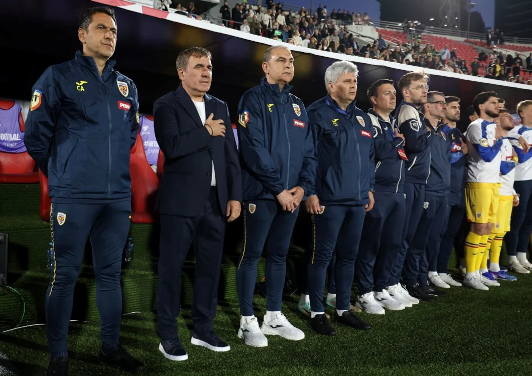 Gică Hagi, alături de staff-ul tehnic al României  Foto/FRF