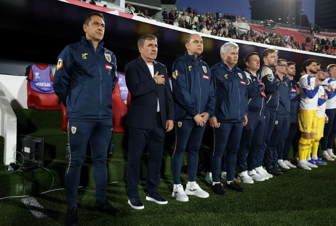 Gică Hagi, la intonarea imnului înaintea amicalului cu Georgia (FOTO: Sportpictures)
