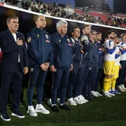 Gica Hagi alaturi de echipa tehnica a Romaniei jpg